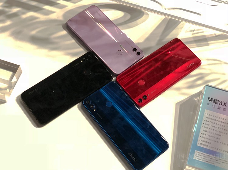 ��ҫ8X��֧��GPU Turbo���ۼ�1399Ԫ������ǧԪ���Եĳƺţ�����ֻ����ṩ��4����ɫ����ҹ�ڡ��Ⱥ������������λ��ϣ������㲻ͬ�û���������