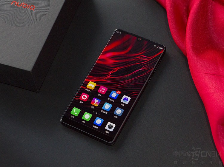 ���û���������Ŭ�������µ�aRC4.0��ѧ���似��������Ļ��������ı߿��ٴ���խ�������6.0Ӣ�����Ļ�Ļ���Ҳӵ��5.2Ӣ������Ŀ�խ�ȣ����ֲ�����Ȼ�ǳ�������ͬʱZ18Ҳ��Ŀǰ�����ߴ���С��6Ӣ����Ļ�ֻ���