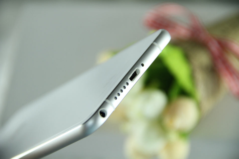 �ײ�ΪUSB���ݽӿڡ��������Լ�3.5mm�Ķ�����ס�