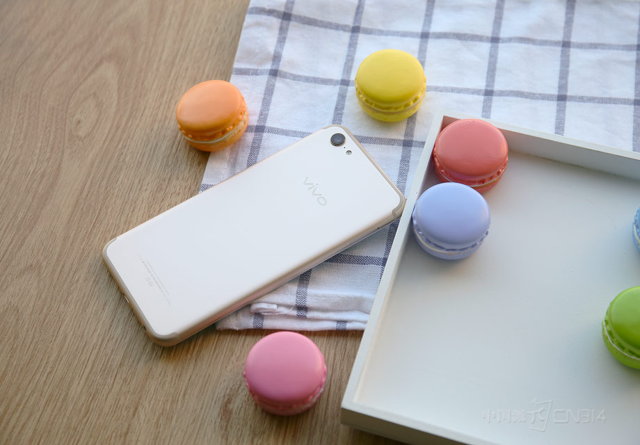 vivo X9Plus�ı������߲�����ȫ�µ�U����ƣ�����ڴ�ͳ������ʽ�����˵������ǿ�˱�ʶ�ȡ�