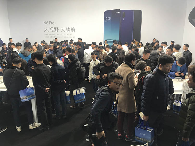 ��������ɽ�˺�������Ұ���������ı������ҫ�ۡ�