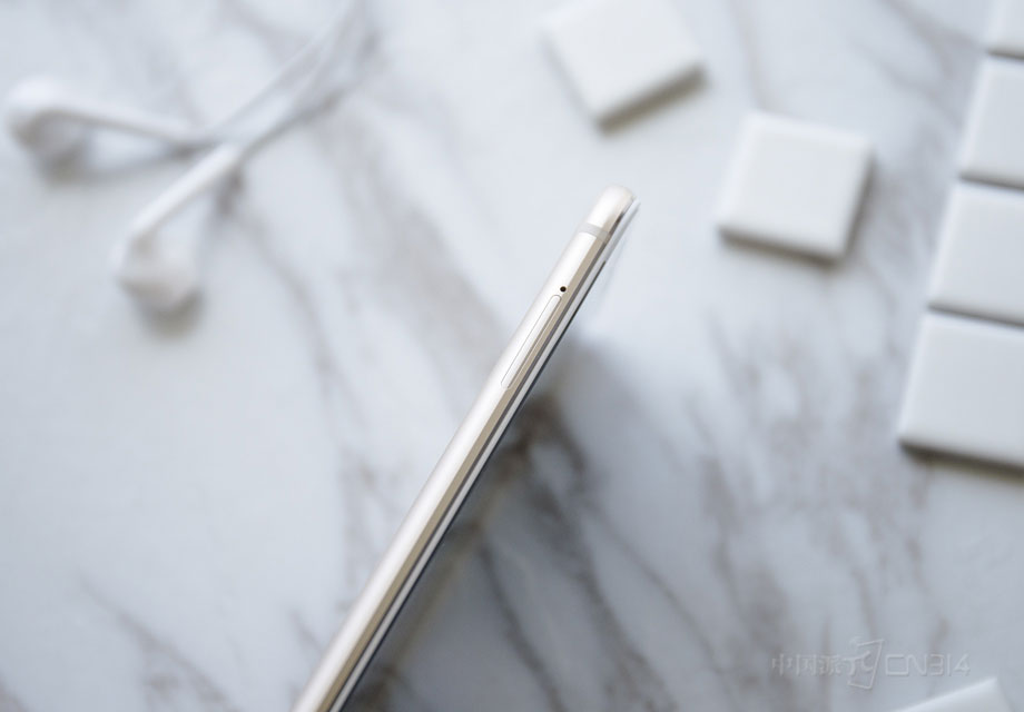 vivo X9s�Ļ�����Ե��ȴ�����������ҹ���Ҳ�ǳ���Ȼ���ܶ�Ů���û�����Ϊ����ֻ����ᱡ���뾫�¸������Ų����ı��֡�