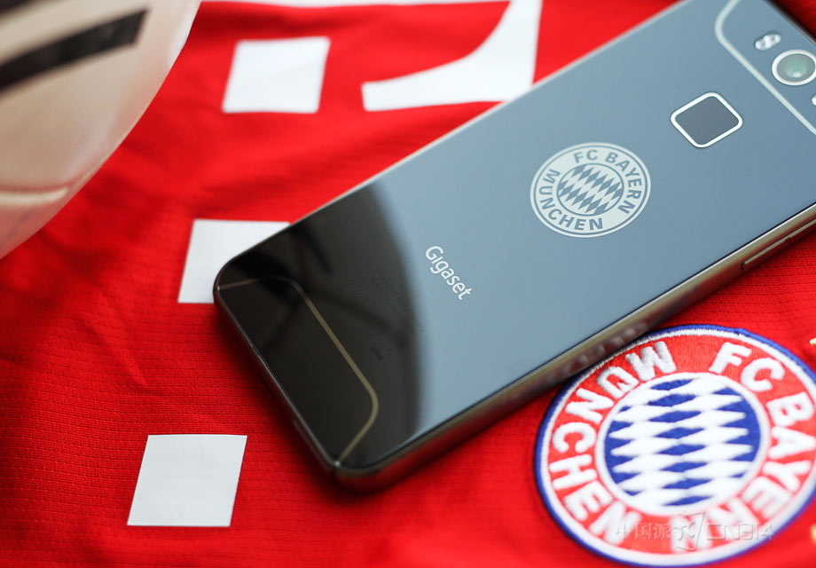 ������ļ�಻ͬ�����ʶ��Ƶ�Gigaset�ı���ӵ�м�������������������װ�Σ�������������һö�ŷ⣬�����������ʸ�֮�໹�����չ���ֻ��������ʶ�ȡ�