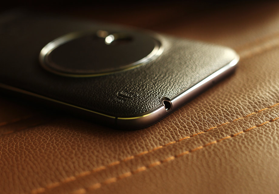 ��˶ZenFone Zoom������ʱ�����еĽ����п���ƣ��߿�������΢�Ļ��ȣ�����Ҳ������ϸĥɰ��������һ�������������ʸС����������3.5mm�����ӿڡ�