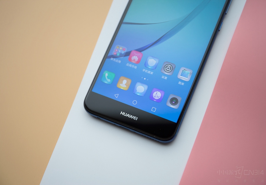 nova 2 Plus���������ⰴ������ƣ���Ļ���·��ǻ�Ϊ��Logo���������������仯����