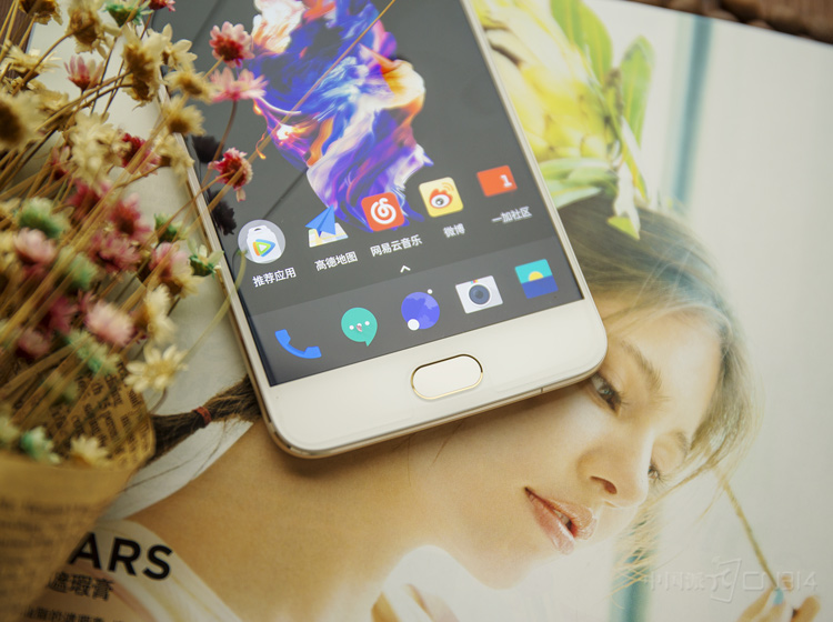 OnePlus 5ͬ����ǰ��ָ��ʶ��ӵ�в��ɰ�ѹ��Ƶ�Home��������ʽ��ƵĶ������Լ����ؼ���ֻ���ڰ�ѹʱ�Ż�����ָ�ƽ����ٶȷǳ�Ѹ�١�