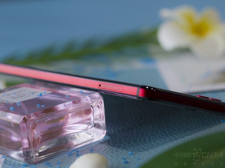 N7 Pro�Ļ�����ȱ�������7.7mm�������û��ܹ����ʵ��ճ��ֻ��ĺ�ȡ��������˱��Ļ���֮�У���Ȼ��һ��4000mAh�Ĵ��أ����Ըߴ�18W�Ŀ�似�����ֻ������������õ��˳�ֵı�֤��