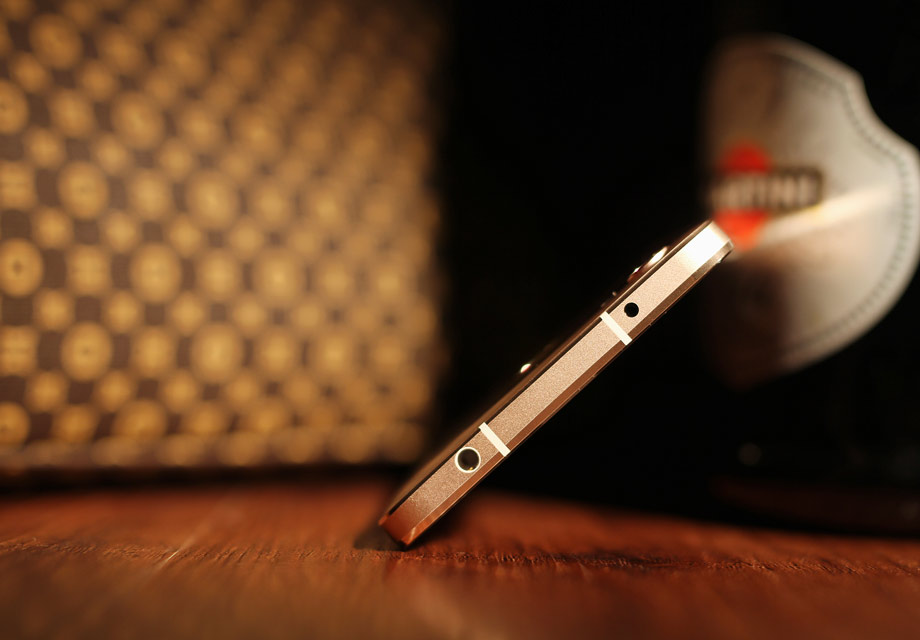 ����������������3.5mm�����ӿںͺ����߷���������1s��3.5mm�����ӿں�type-C�ӿڵ��ڲ�������ע�ܰ����ľ�Ե������ϸ����ƻ��ǱȽ��Ͻ����������ߵ���ƣ������ʹ���ֻ���Ϊ���ӵ��ӵ�ҡ������