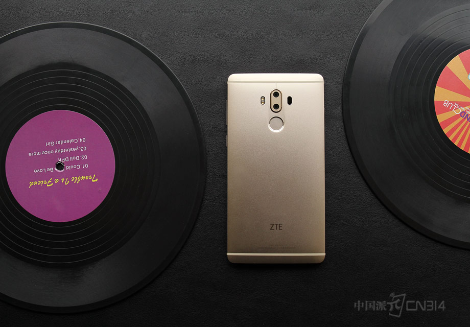 �������棬���7MAXѡ���˵�����Ϊ������˫���߽���һ�廯��ƣ������ָ��ӹ��մ����ı��津���ʸг��ڣ��ܹ�����3DͼƬ������˫����ͷ�͸���ȫ�ľ���ָ��ʶ�����ɳ�Ϊ������㡣