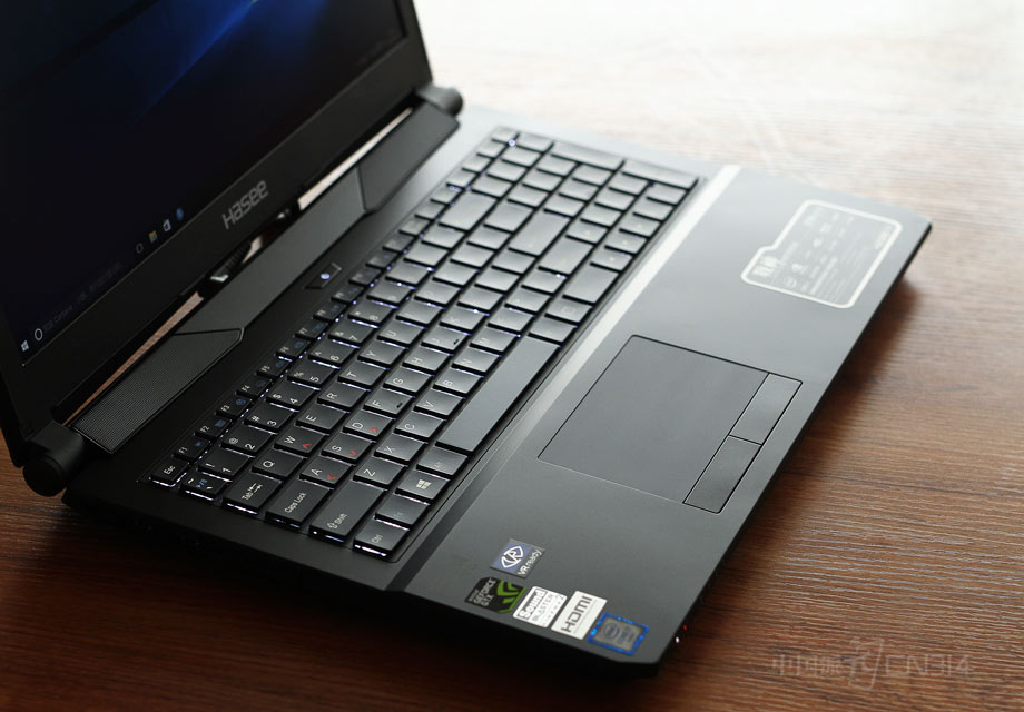 ����ս��Z7M-SL7D2���̲���ȫ�¼ܹ���ƣ������뱳�⹦�ܣ�����������ѵ�ͬʱ���������Ź�Ӱ��