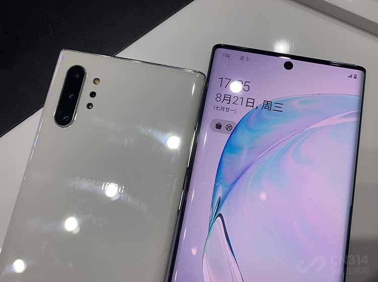 �����ϣ�Note 10+ 5G���õ�������855���������ڴ�����ʰ治ͬ��ֻ��12GB+256GBһ���汾����ѡ�񣬶��һ�֧�����1TB��Micro SD����չ�����ڻ�֧�ִ洢��չ���콢���Ѿ��ǳ����ˣ����Ҫ������һ���ޡ���ϧ���ǣ���Ϊ�°�����콢������Note 10+ 5Gû�д�������855 Plus����������Щ�ź��ġ�