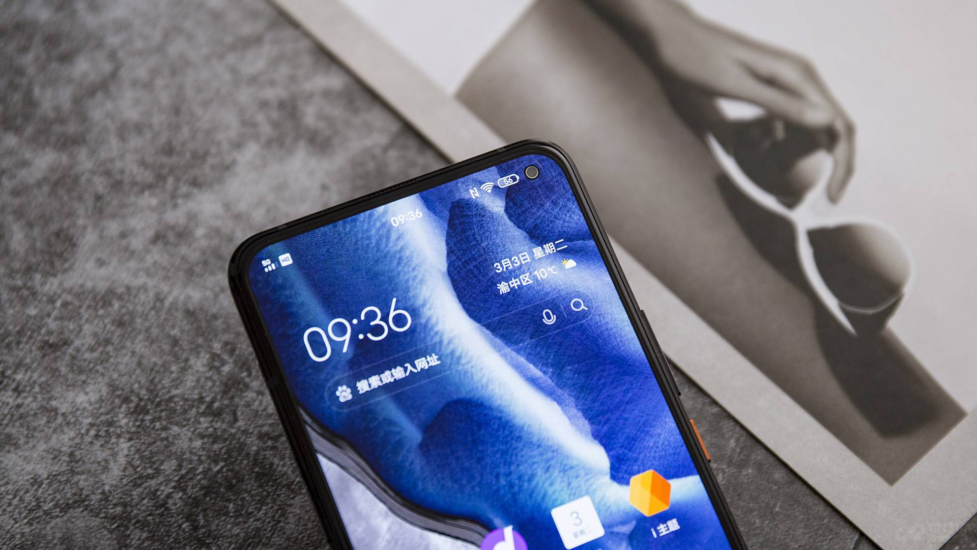 ����iQOO 3ʹ�õ���6.44Ӣ��AMOLED��Ļ���Ҳ��ڿ��������������˸�Ϊ��������Ļ��Ұ���ڿ����Ŀ׾�����ֻ��2.98mm��������Ͷ��Ӿ�Ч����Ӱ�죬�ۿ��ǳ����ʡ�