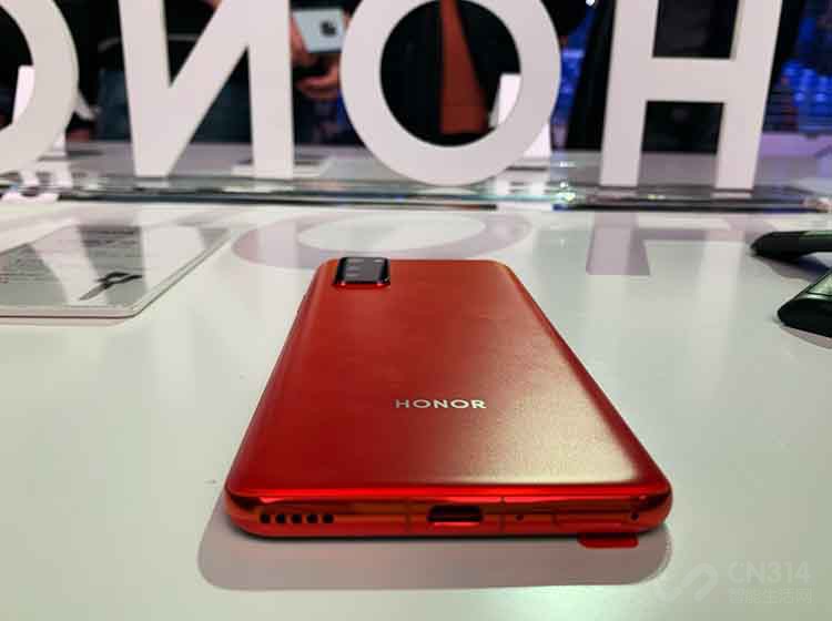 ����990������SoC������CPU��GPU�Լ�AI�����ϱ������죬ͬʱ��5G��������Ѱ�������Լ������϶������������̵ı��֡����ֳ�����ʾ�����У���ҫV30ϵ���ڶ�������о����ȶ���һ���˫ģ�ĺô��ڽ�������չ�ֳ�����SA����ĵ���ʱ�����Ի�ٳɸ����5GӦ����أ��������˼�ʻ�ȡ�