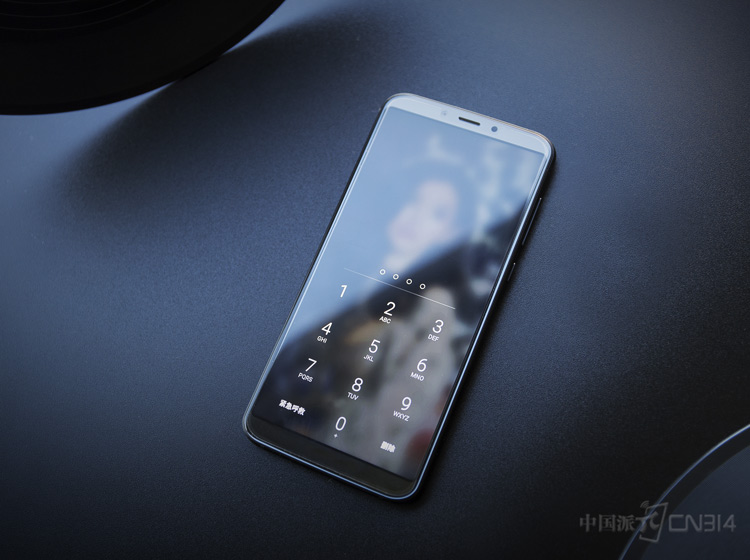 360�ֻ�N6 Pro����Ļ���±߿�ֱ���խ��41.5%��36.2%����߿�����խ16.7%�����⣬ǰ������͹��߸�Ӧ������ȡ����ʽ��ƣ��·��Ĵ���ʽ������Ҳ�����Ʋ���ȡ������֤�û���Ŀ����޸��ŵؾ۽���ȫ�������Ӿ�����֮�С�