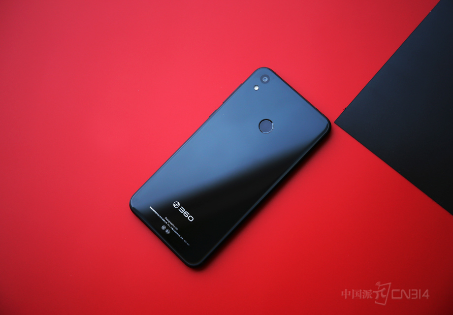 N5S���ĸı���ǻ������ʣ��������˽����п���˫��2.5D���沣����ƣ����ṩ�˻�Ӱ�ں����������ɫ��������ʸм�����ϵ��ɫ�����˵��Ӿ����ܾ������侲�ס�