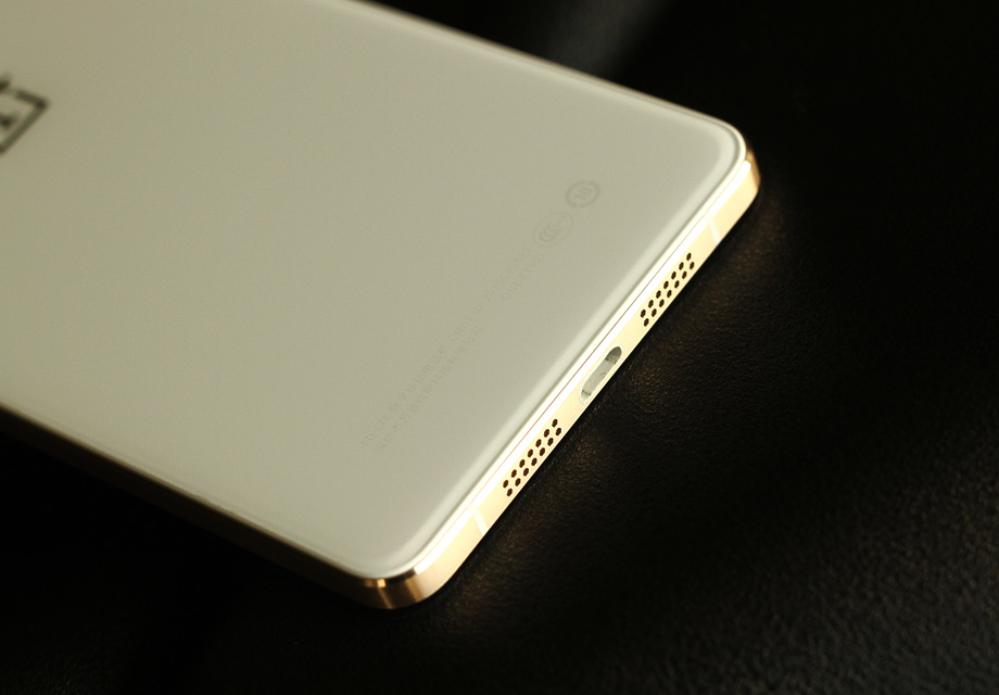 һ��X�ĵײ��Ǵ�ͳ��Micro USB���ײ���˫����������ʵ��Ҳֻ�ǵ�������˫���ס�