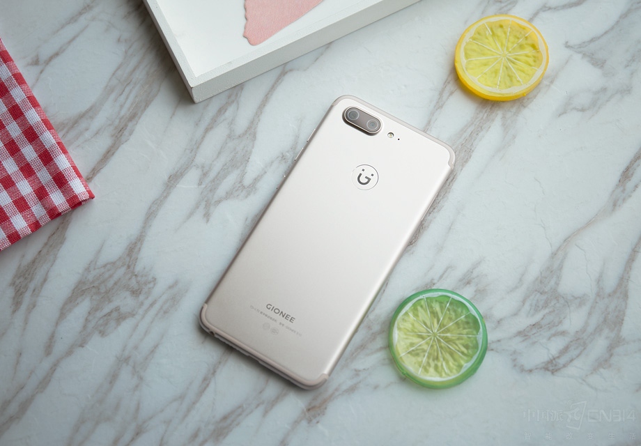 ��ô�ڼ۸��뾺�����������S10��ֻ��һ���汾���۸�2599Ԫ;��������S10B��S10C�������С�ܡ��Ķ�λ��S10���ν��ͣ��۸�ֱ���2199Ԫ��1599Ԫ�����Կ�����S10�ľ���档