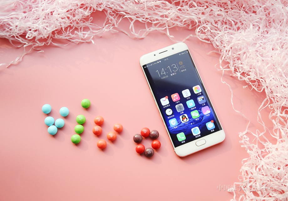 ˫�����������״γ�����vivo Xplayϵ���ϣ���Xplay6ȴ������һ�����Ӿ������Super AMOLED�������������ڶ�������5.46Ӣ���ھۼ�2K�ֱ��ʣ������뾶����С��5.92mm��