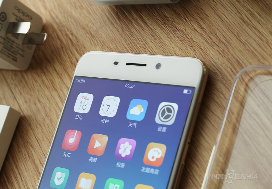 ����������ͻ�ƺܴ���Ҫ�仯���Լ�խ�߿���Ļ������ָ��ʶ�������һ���������Ͳ��첻���OPPO��˵��Ϊ�ѵá��������ڱ߿��棬ȷʵ����߶�Ŀһ�£�