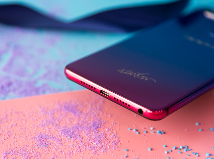 ӣ�Һ첼�������ײ������۵�ɫ���ö����ġ��ں�ɫ�ϻ��������һɫ�ʵĴ�ʦKarim Rashid�Ľ�ɫǩ�����ñ����þ������ࡣ