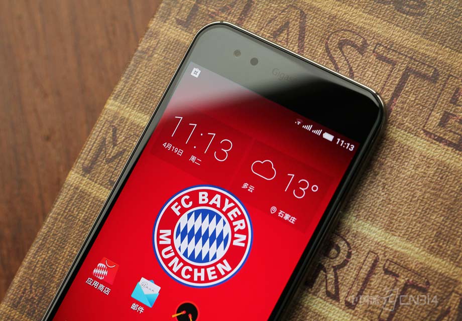 ����Ԫ���洦�ɼ��������Ͼ�Ө��͸��2.5D���沣�������˼����Ӿ����ܡ�