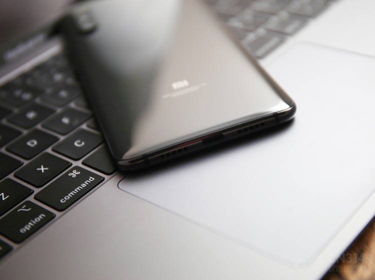 �ײ����ǳ����ͨ����Ͳ��USB Type-C�ӿڡ��������������������ܸ��õĹ۲쵽�������������п���νӣ������ǲ����ڷ�϶�ģ�����֮��Ļ��ι���Ҳ�����䡣