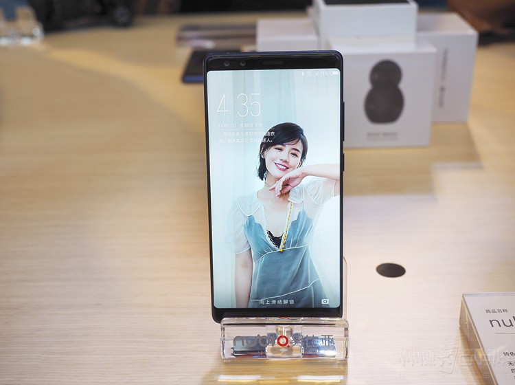 �û�Ҳ��18:9����Ļ���������ߴ�90%���ϵ���ռ�ȿ���Զ����֮ǰĳЩ��ν�ġ�ȫ�����ֻ������Ӿ�Ч��Ҫ���á�