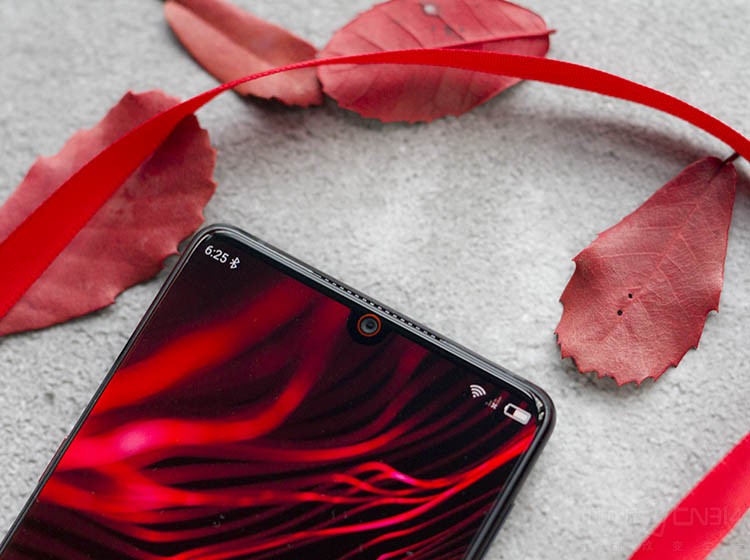 �����濴��Ŭ����Z18ӵ��һ��6Ӣ����ޱ�ȫ�������ټ���ˮ������ƣ���ռ�Ƚ�һ��������91.8%����Ұ���ڣ�����������ͳ5.2Ӣ���ֻ����ոУ����6Ӣ����ޱ�ˮ���������û���Ұ��ʹ���ϵ�˫�����ܡ�