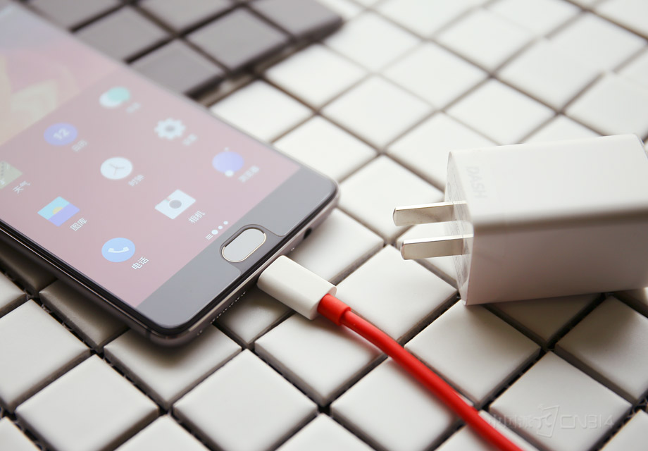 OnePlus&nbsp;3T�������¡���߿���Ķ�����Dash��������Ī��������Ϊһ��5V4A�ĵ�ѹ���似���������������֧������״̬�µĳ�����䣬�ȵ�����Ļ�ͻ�ָ�����ͨ���ģʽ��������弼�������ָ������㡣