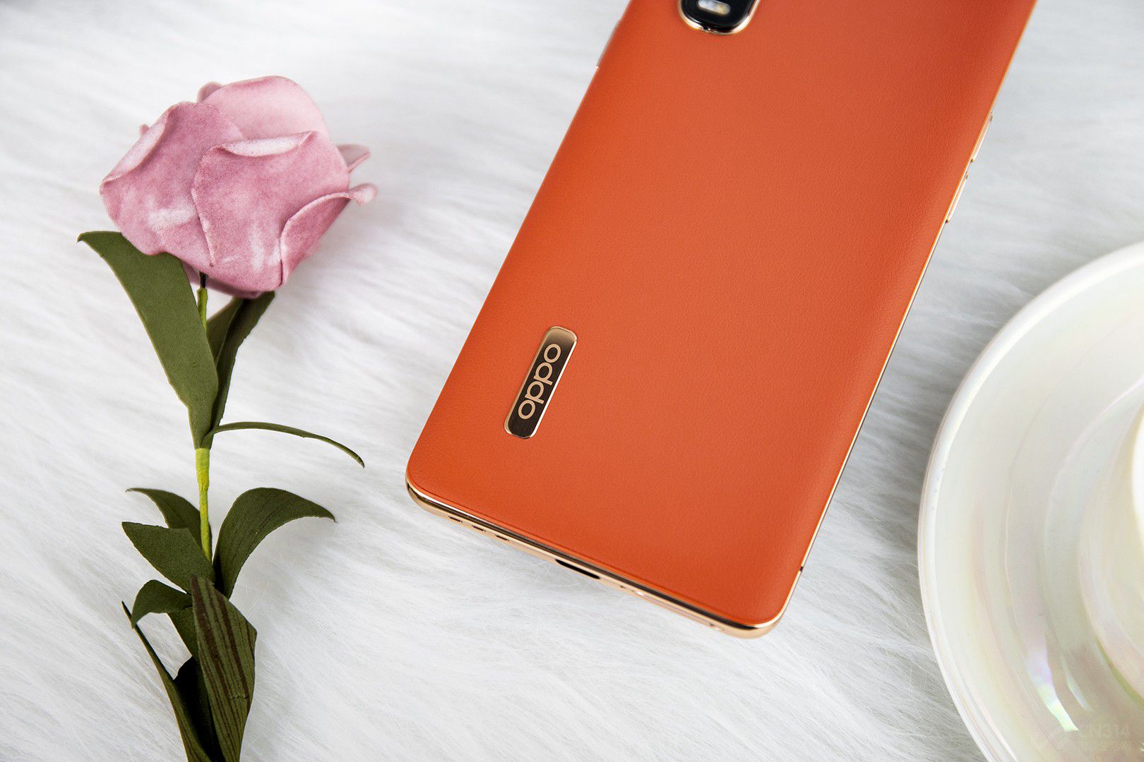 �����ֻ�������°벿�֣�ͬ������һ��OPPO��Ʒ��Logo�����������ʦ���ɺܺû�ԭ�����ַǳ���������ɫ���䣬����ʹ���˽�ɫ������˵�����ֻ�������ǻ�Ȼһ��ģ��ر��Ƕ�����ɫ�İѿء�