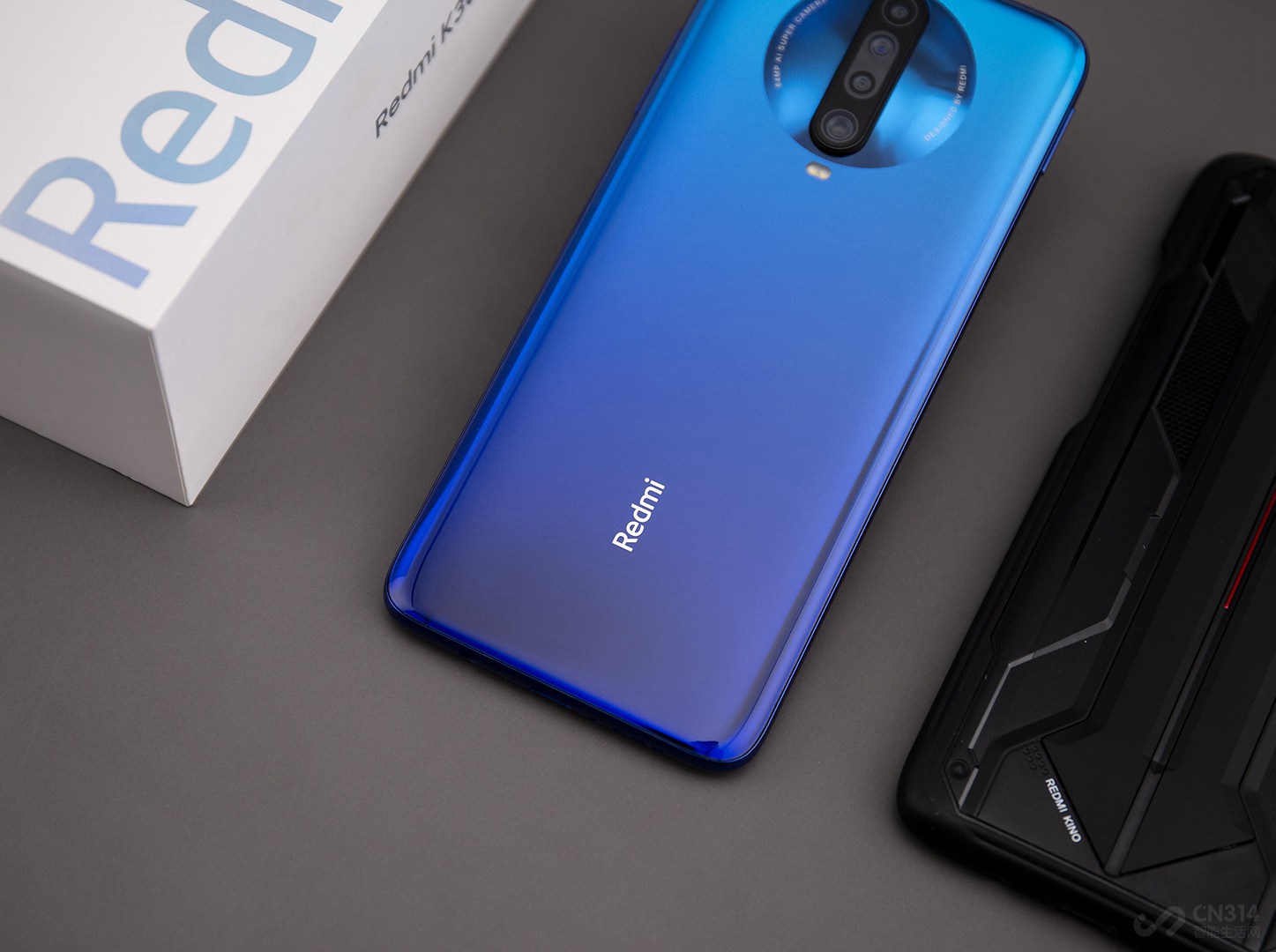 ��������ͷ������6400��+800��+˫200�����ص�����ģ�飬�ǵ�ǰ�콢��Ʒ�ϸ�Ϊ����������+�����+΢��+��������շ����������Ӧ�ó��������õ������㷨��������һ���ж˻�Ҳӵ�в����콢������ˮ׼��