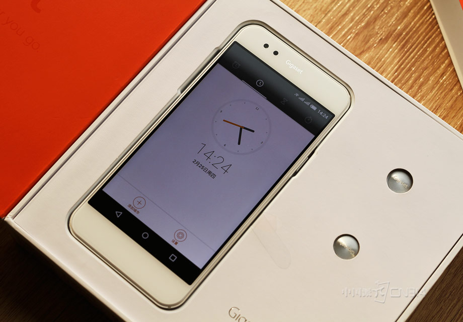 �򿪰�װ֮�󣬰�ɫ��Gigaset���ME pure�������������û�ж����װ�Σ����ֳ��˵¹������Ͻ���һ�档