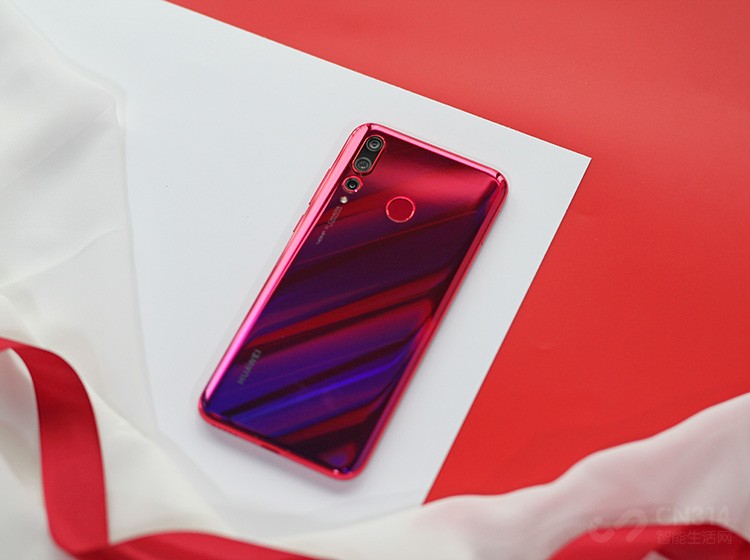   ˵��������ʹ�õ��ֻ����������������뵽���µ����ļ����������Ļ�����ۣ�������������һֱ�ѿص���Ϊ��ɫ�ķǻ�Ϊnovaϵ��Ī���ˣ���һϵ�е��ֻ���ȫ��������˵���������ƣ���������ֵ�������ġ���Ʒ���������뵽��ÿ��nova�������С�ǰ���ã���Ϊnova�Ƴ���ȫ�µ�nova 4���û�������novaϵ��һ��ʱ�С�������ɫ�������ڴ˻����ϣ����˸���һ���ķ�չ����ô���������Ǿ�һ������������ֻ�����ֵ������ΰɣ�