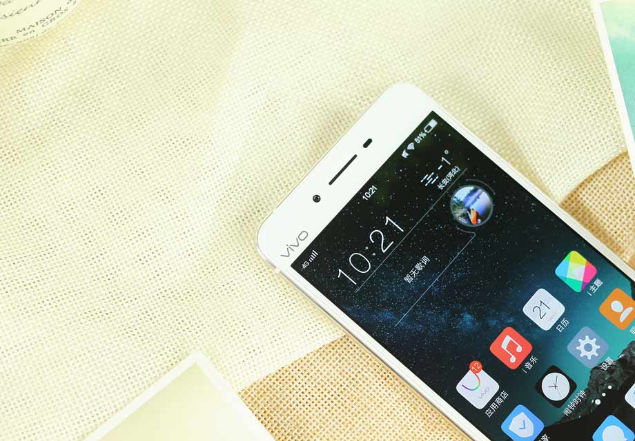 ��ϸ�ڷ��棬vivo X6������2.5D���沣�����������X5 Pro�ϵ��Ǹ�2.5D������X6�Ĳ������ȹ��ɵĸ���ƽ������Ļ�Ϸ���vivo X6��ǰ������ͷ����Ͳ�Լ�����+���봫�����������