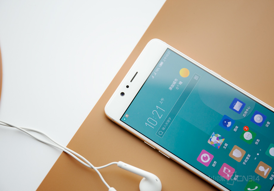 ��Ļ�Ϸ�����1600�����ص���������ͷ�����������ĵ�ʱ��չ�ֳ��������Լ���ϸ��ļ����ʸС��ḻ���沿ϸ�ڶ��ܱ���������