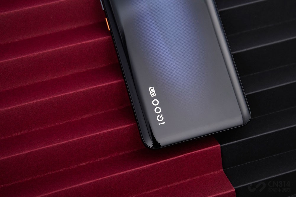 ˫ģ5Gͨ�����������˸û�ǿ����ͨ��������ɿ�������ٶȡ�SA����������NSA�Ƕ�������ȫ�����ݣ�����������5G�̿��ڻ���δ��5G�����ڶ��ܺܺõ���Ӧ�źš�