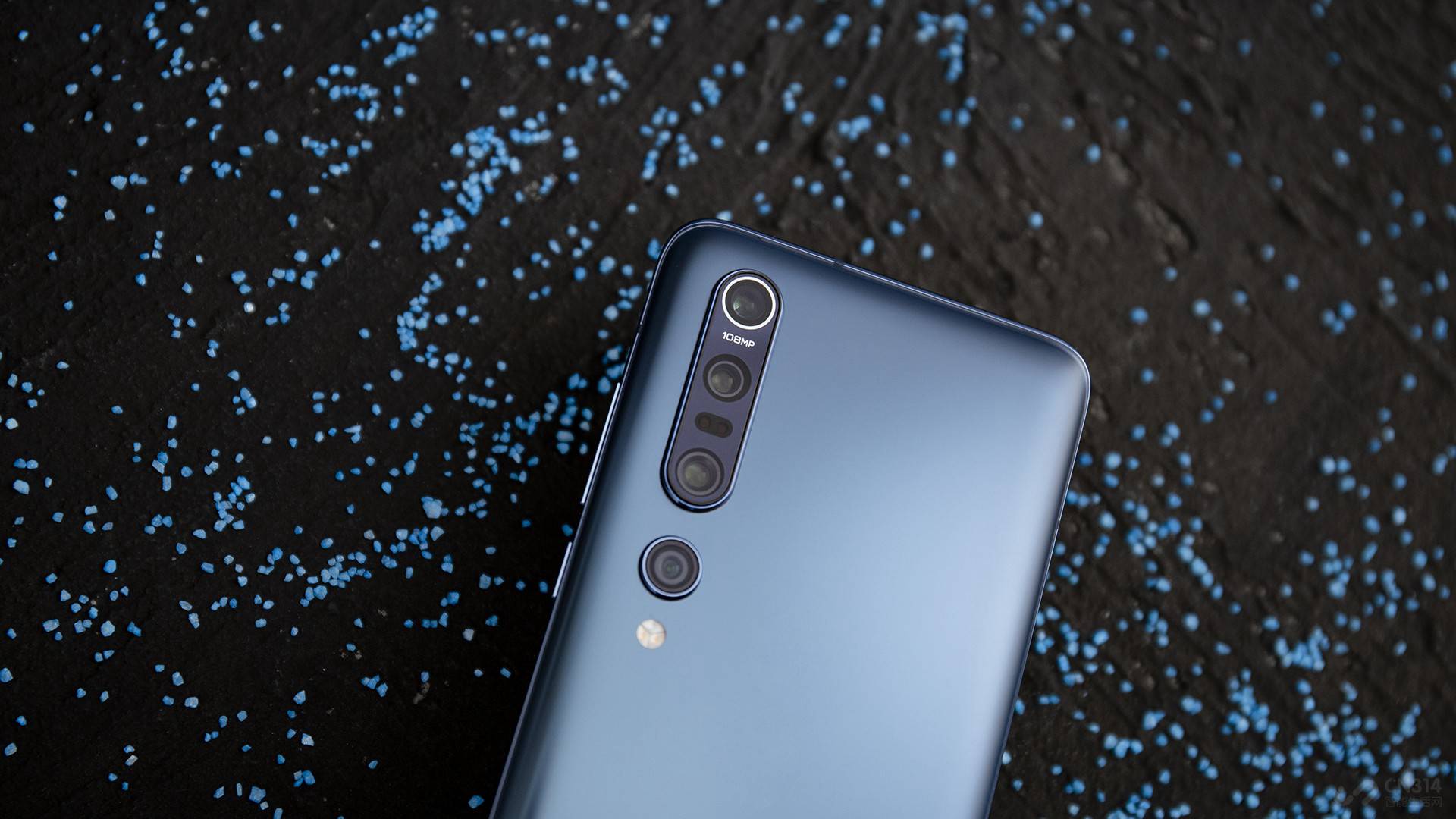 ��Ӱ������С��10 Pro���Ŀ��㣬����ȫ��������1�ھ�ͷ������8P��ͷ��������������ͷ������ 1200 ����������ͷ��2000 �����س���Ǿ�ͷ�Լ� 800 �����صĳ�����ͷ�������볤����֧�� OIS ��ѧ������֧�ִ�0.6X����ǵ�50X����佹�����г����ʵ�ù��ܣ�������Ӱ������������̬ħ�����졢����ҹ���ȵȡ�