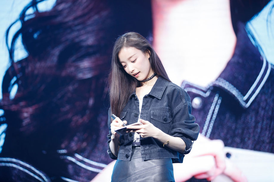 Ů���ͷΪ���еĻ�������ǩ���Լ������֣��ⲿ�ֻ��϶��Ѿ����ˣ��ַ��ӱ����ֻ�Ȧ��ġ�����ը�Ӽ�����