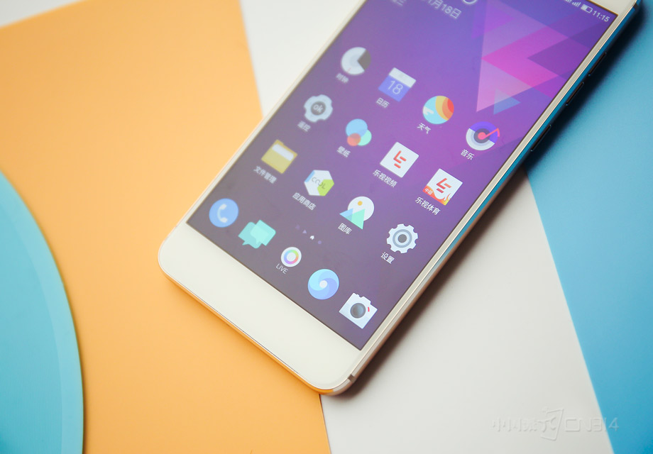 �ֻ��ײ��Ĵ��ذ�������������ʽ��ƣ��ڴ���ʱ����������������2.5D���沣���������ϵĸо����Ƿǳ������ģ�