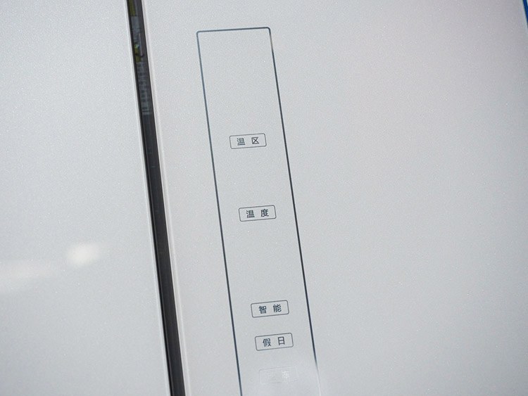 �ڱ������������������ʾ�¶ȡ�ʪ�ȵ���ֵ���������˿�����ʱ����ʳ���״����