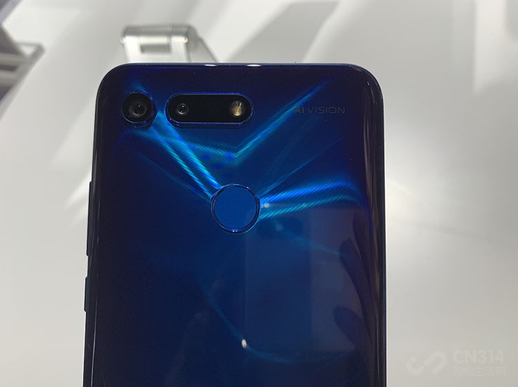   ��ҫV20�䱸����ָ�ƣ����ú���˫�㣬һ��4800�������IMX586�������������ĺ�һ��ɫ���Լ�4��Ӳ��HDR�ܹ������ḻ�ĳ���ͳ�ɫ��ҹ������������