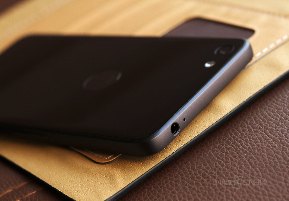 �޶ϵ�Ľ����߿�Ҳ���Ǳ߿���û�и��������߿������ע�����������ļ������߻��ǵ�һ�μ��������������3.5mm����������ף�һ���ǽ���Mic��