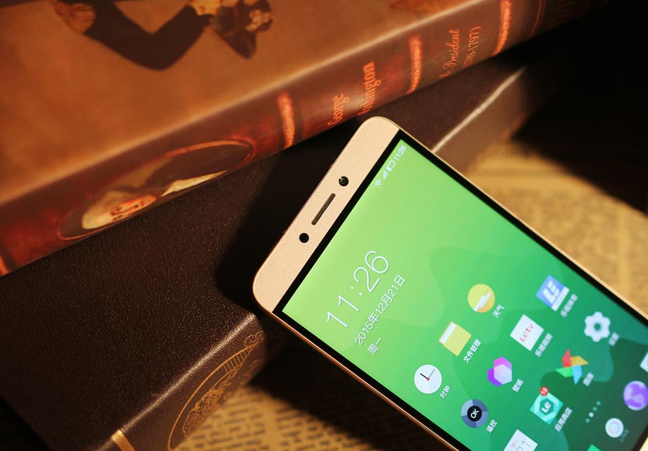 ƽ�Ķ��ۣ���1s�ĺڱ�Ҫխ��iPhone 5s�İ�ɫ�߿�+�ڱߣ������ɷ��ϵ�����1s������Ϩ�����Ӿ�����ʵ��̫���ˡ�����������ƻ���ã��Ǿ�Ҫ�����û��Լ���ϲ���ˡ�