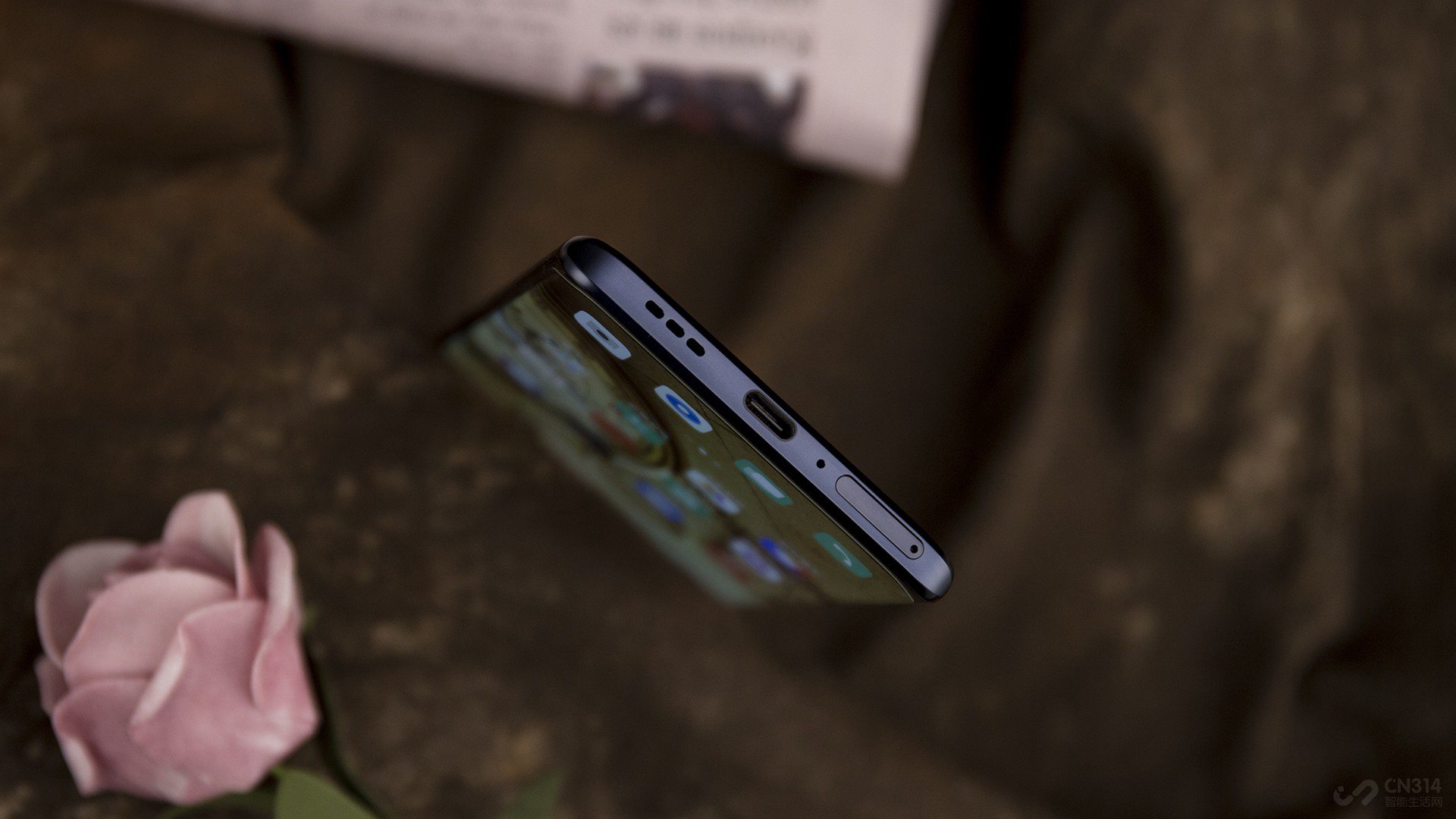 Reno3 Pro�������������У�ͨ�� 4 �����߲����������ӴӶ��ҵ����ٸ���������ŵ�������ƾ�������������Ż���Reno3 Pro����ʵ���ֻ�360��������ͨѶ�����⣬�ֻ���֧�� 5G ����� 5GHz W-iFi ͬʱ���������ͬʱ���غ�����Ϸʱ���������ٵ����⡣