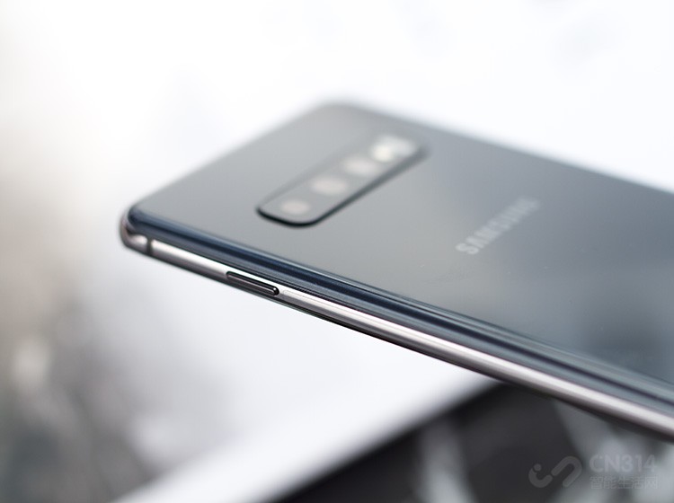����Galaxy S10ϵ�л�������Һ��ɢ��ϵͳ������Galaxy S10+�������Ƚ���̼��άҺ��ϵͳ��ɢ��Ч����S10e��S10������á�