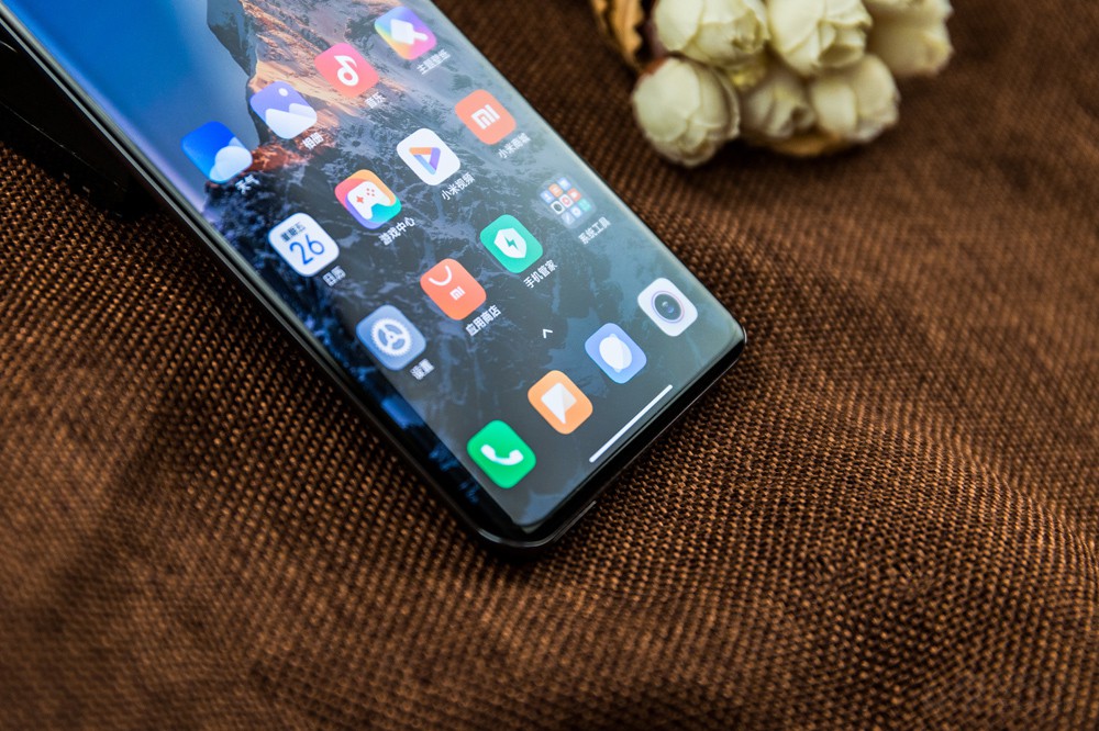 С11 UltraĻ콢ˮ׼6.81ӢAMOLEDڿȫõµE4ģ1700nitֵȡJNCD0.38E0.4110ɫʾһDisplayMateA+