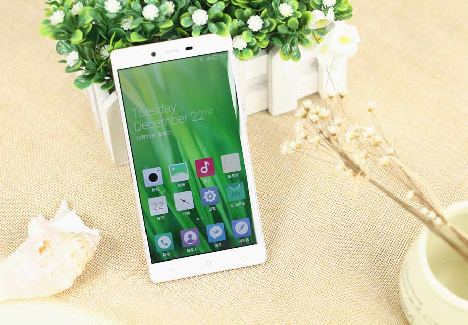 ������i1������Ļ�ߴ�Ϊһ��5.2Ӣ���С��1080p��Ļ����ʾЧ������ϸ�塣