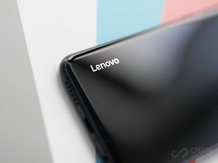 �����ײ����ܿ���һ��Lenovo��Logo�����Բ���ȫϢ����ʺ��Ĥ���յĲ������ʻ������棬������ֵ���ָж��ܲ�����