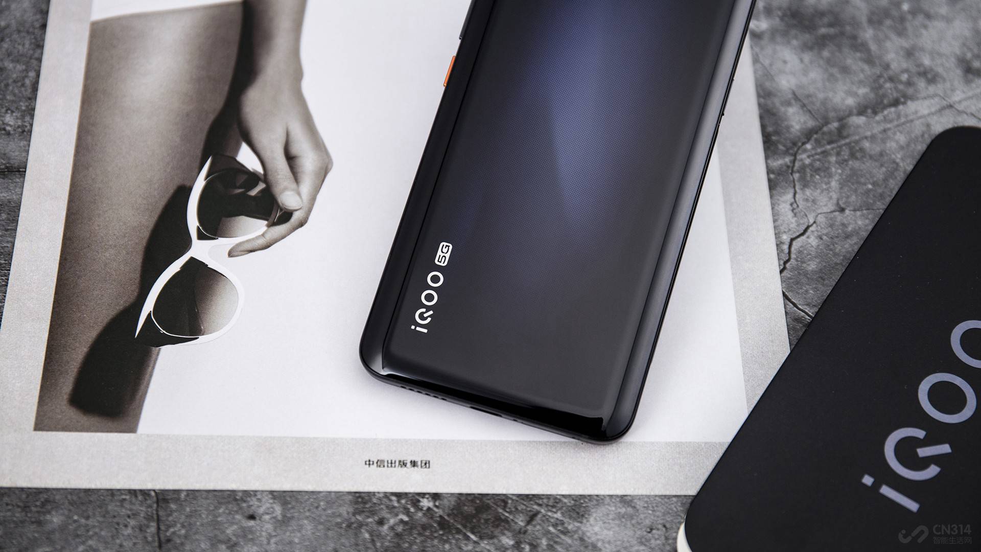 Ϊ��Ӧ�Ը����ܴ����ķ������⣬iQOO 3�Գ���̼��ά��Һ����Ȱ�Ϊ���壬������ϸߵ����Ͻ��п���˫��ʯīɢ��Ƭ���������þ�Ͻ�֧���볬��˫��ʯīƬ,�γ�ȫ��λ����ɢ��ϵͳ��