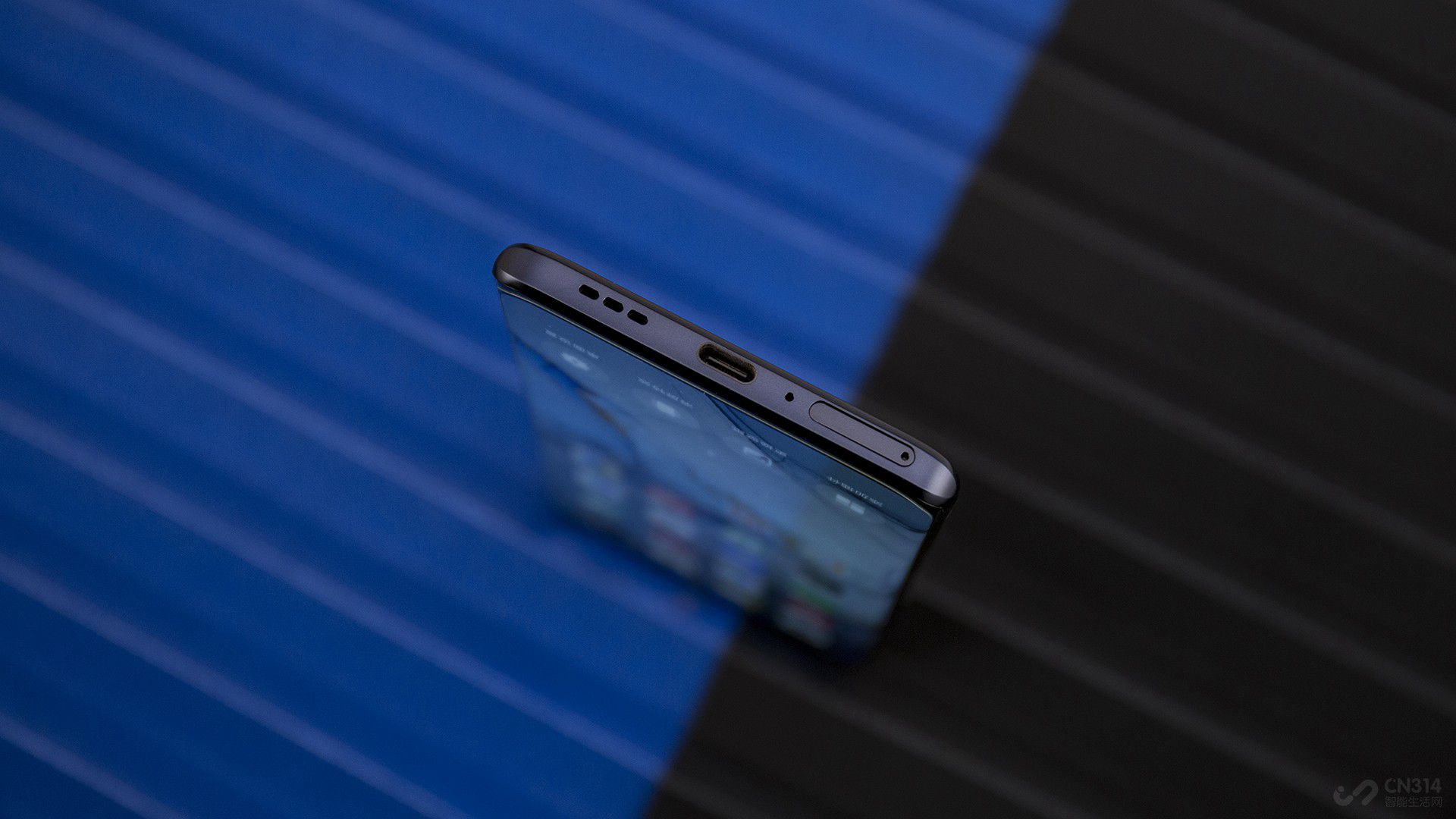 �������ܱ߿��ϵİ������ȥOPPO�ֻ��Ĳ������ƣ���������������ײ�Type-C�������������۵ȣ��Ҳ�������������������ɫ����װ�Σ��ڴ���ɫ�Ļ�����������һ����ɫ���������忴��ȥ���ʻ����ࡣ